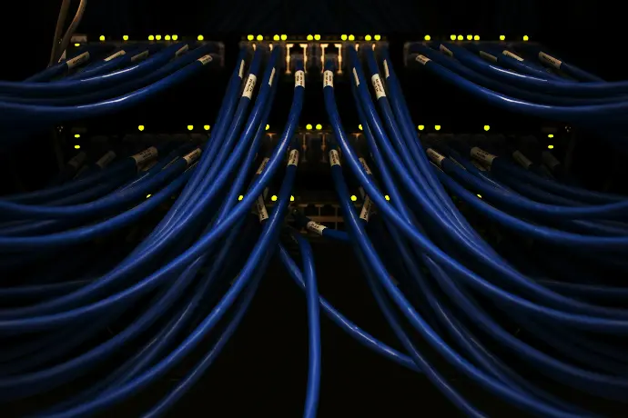 montón de cables azules conectados entre sí